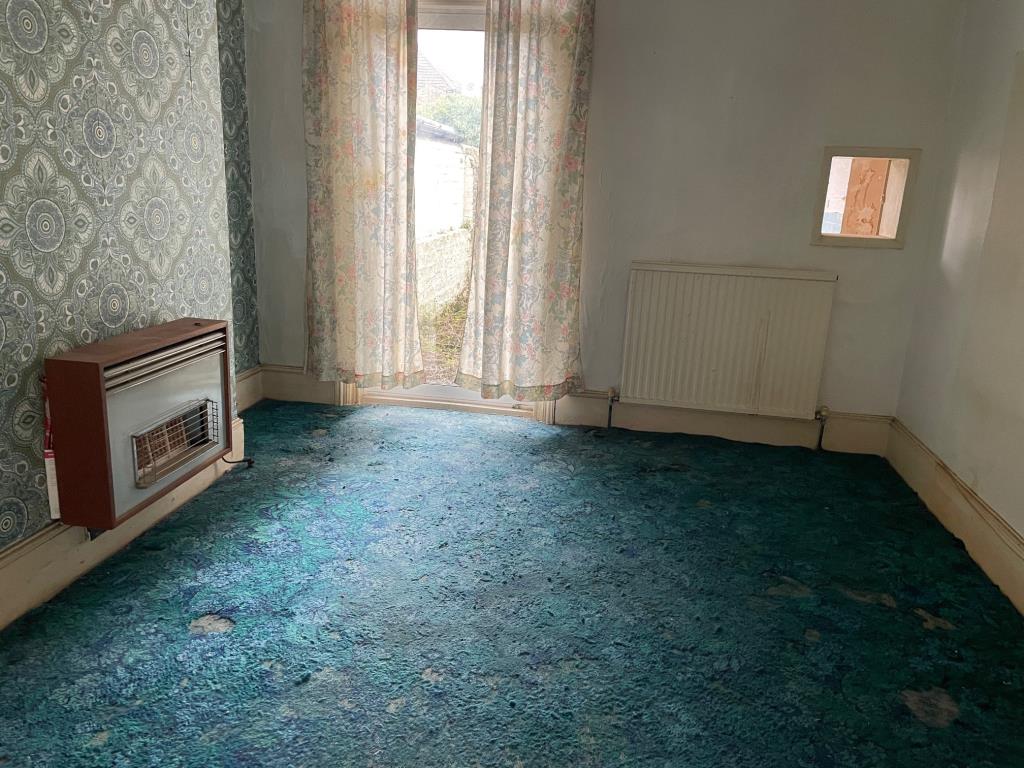Lot: 3 - THREE-BEDROOM HOUSE FOR IMPROVEMENT - Dining room